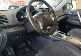Подержанный автомобиль Toyota Highlander 2012 года (9 фото)