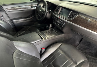 Подержанный автомобиль Hyundai Genesis 2014 года (11 фото)