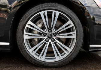 Подержанный автомобиль Audi A8 2023 года (31 фото)