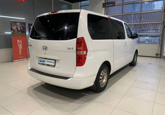 Подержанный автомобиль Hyundai H-1 2012 года (4 фото)