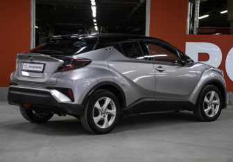 Подержанный автомобиль Toyota C-HR 2019 года (5 фото)