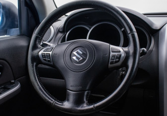 Подержанный автомобиль Suzuki Grand Vitara 2011 года (15 фото)