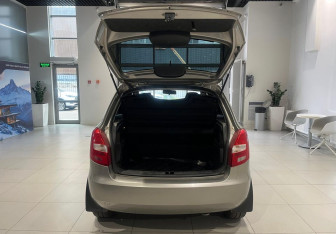 Подержанный автомобиль Skoda Fabia Hatchback 2011 года (6 фото)