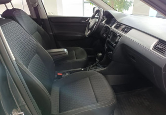 Подержанный автомобиль Skoda Rapid Liftback 2016 года (17 фото)