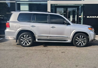 Подержанный автомобиль Toyota Land Cruiser Suv 2015 года (4 фото)