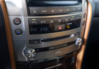 Подержанный автомобиль Lexus LX 2014 года (24 фото)