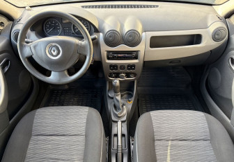 Подержанный автомобиль Renault Logan Sedan 2010 года (10 фото)