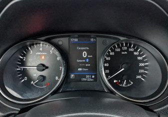 Подержанный автомобиль Nissan X-Trail 2022 года (16 фото)