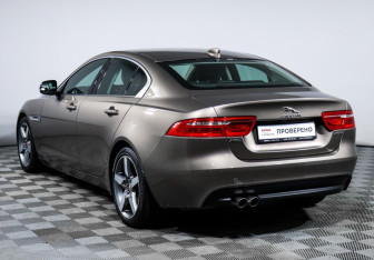 Подержанный автомобиль Jaguar XE 2016 года (7 фото)