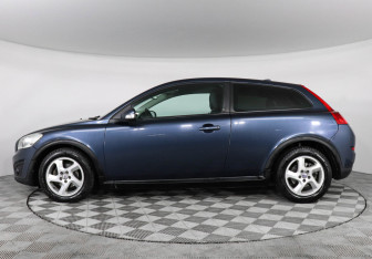 Подержанный автомобиль Volvo C30 2011 года (8 фото)
