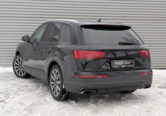 Подержанный автомобиль Audi Q7 2016 года (7 фото)