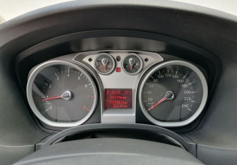 Подержанный автомобиль Ford Focus Sedan 2010 года (13 фото)