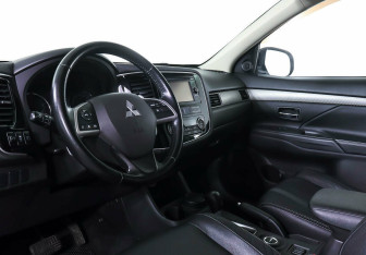 Подержанный автомобиль Mitsubishi Outlander 2014 года (9 фото)