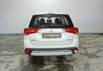 Подержанный автомобиль Mitsubishi Outlander 2018 года (5 фото)