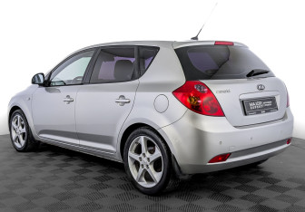 Подержанный автомобиль Kia Ceed Hatchback 2009 года (7 фото)