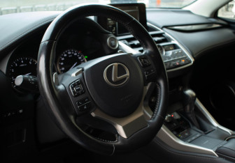 Подержанный автомобиль Lexus NX 2020 года (12 фото)