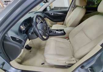 Подержанный автомобиль Infiniti Q50 2014 года (9 фото)