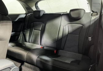 Подержанный автомобиль Audi A1 2010 года (10 фото)