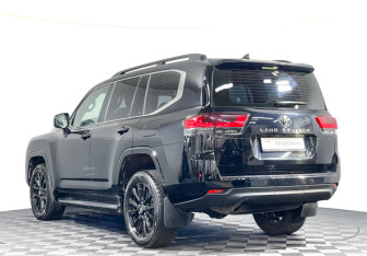 Подержанный автомобиль Toyota Land Cruiser Suv 2021 года (7 фото)