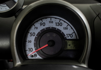 Подержанный автомобиль Peugeot 107 2008 года (12 фото)