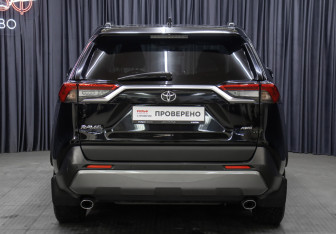 Подержанный автомобиль Toyota RAV4 2021 года (6 фото)