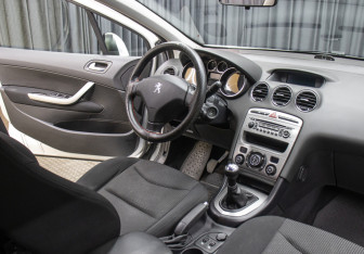 Подержанный автомобиль Peugeot 408 2012 года (11 фото)
