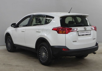 Подержанный автомобиль Toyota RAV4 2015 года (7 фото)