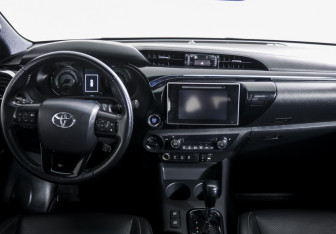Подержанный автомобиль Toyota Hilux 2020 года (14 фото)