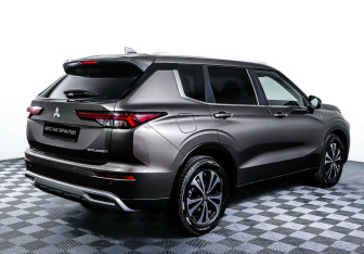 Подержанный автомобиль Mitsubishi Outlander 2022 года (5 фото)
