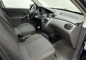 Подержанный автомобиль Ford Focus Sedan 2004 года (13 фото)