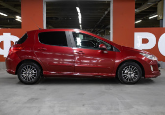 Подержанный автомобиль Peugeot 308 Hatchback 2009 года (4 фото)