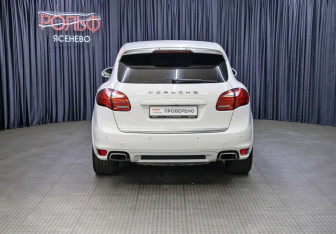 Подержанный автомобиль Porsche Cayenne 2013 года (6 фото)