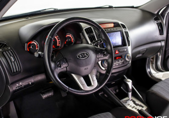 Подержанный автомобиль Kia Ceed Hatchback 2012 года (17 фото)