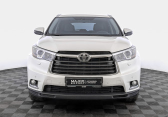 Подержанный автомобиль Toyota Highlander 2015 года (2 фото)