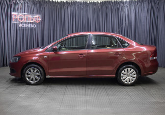Подержанный автомобиль Volkswagen Polo Sedan 2012 года (8 фото)