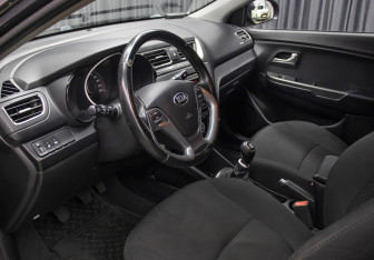 Подержанный автомобиль Kia Rio Sedan 2015 года (15 фото)