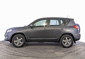 Подержанный автомобиль Toyota RAV4 2012 года (8 фото)