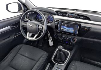 Подержанный автомобиль Toyota Hilux 2016 года (29 фото)