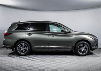 Подержанный автомобиль Infiniti QX60 2017 года (4 фото)
