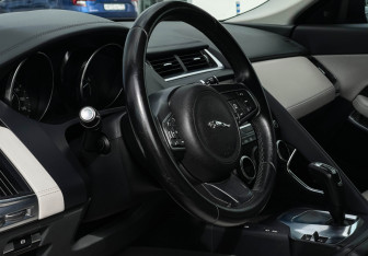 Подержанный автомобиль Jaguar E-Pace 2019 года (13 фото)