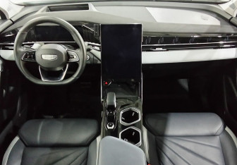 Подержанный автомобиль Geely Atlas 2024 года (10 фото)