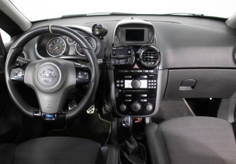 Подержанный автомобиль Opel Corsa OPC 2008 года (13 фото)