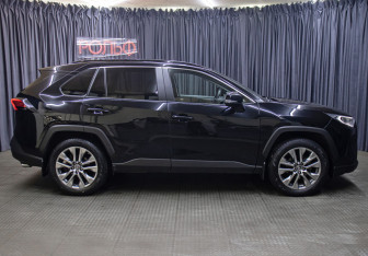 Подержанный автомобиль Toyota RAV4 2021 года (4 фото)