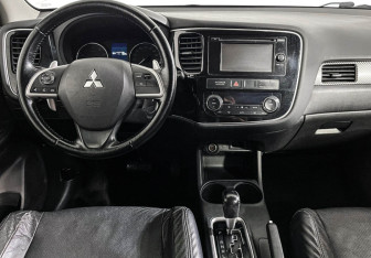 Подержанный автомобиль Mitsubishi Outlander 2014 года (12 фото)