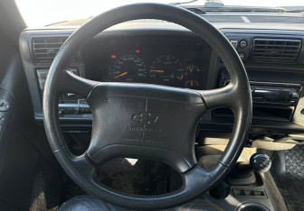 Подержанный автомобиль Chevrolet Blazer 1996 года (10 фото)