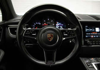 Подержанный автомобиль Porsche Macan 2017 года (10 фото)