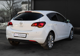 Подержанный автомобиль Opel Astra Hatchback 2010 года (4 фото)