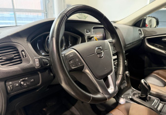 Подержанный автомобиль Volvo V40 Cross Country 2019 года (13 фото)