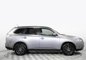 Подержанный автомобиль Mitsubishi Outlander 2013 года (4 фото)