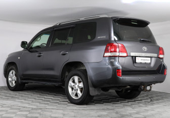 Подержанный автомобиль Toyota Land Cruiser Suv 2011 года (4 фото)